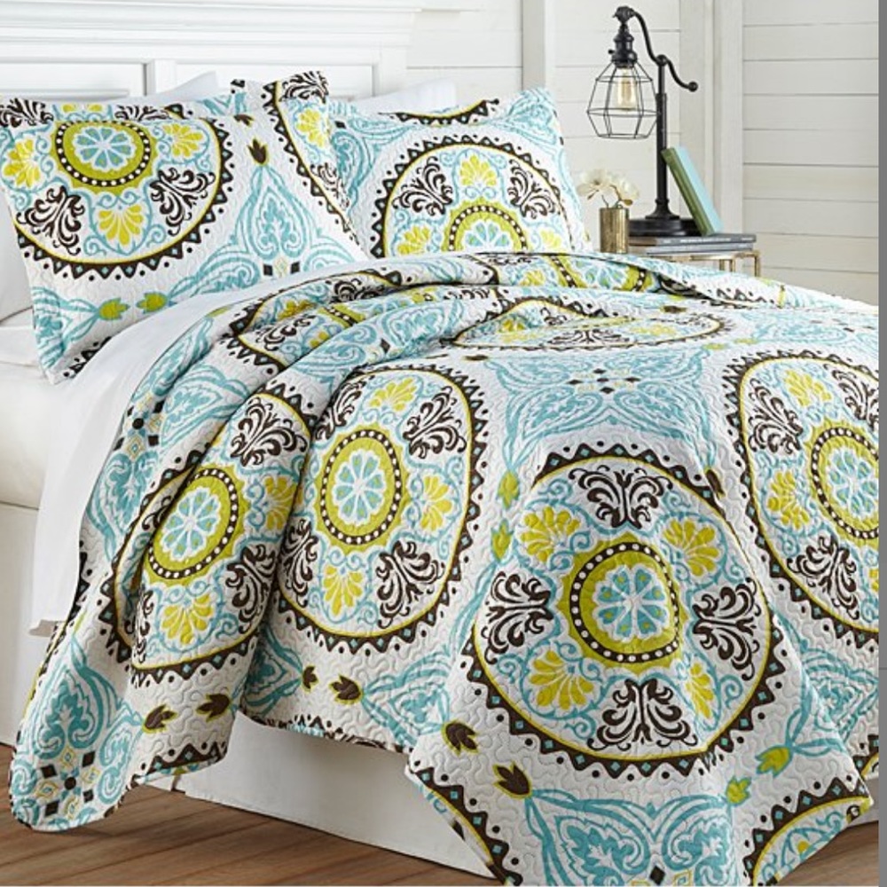 White & Blue Floral Medallion Napoli Quilt Set by Spirit Linen Home